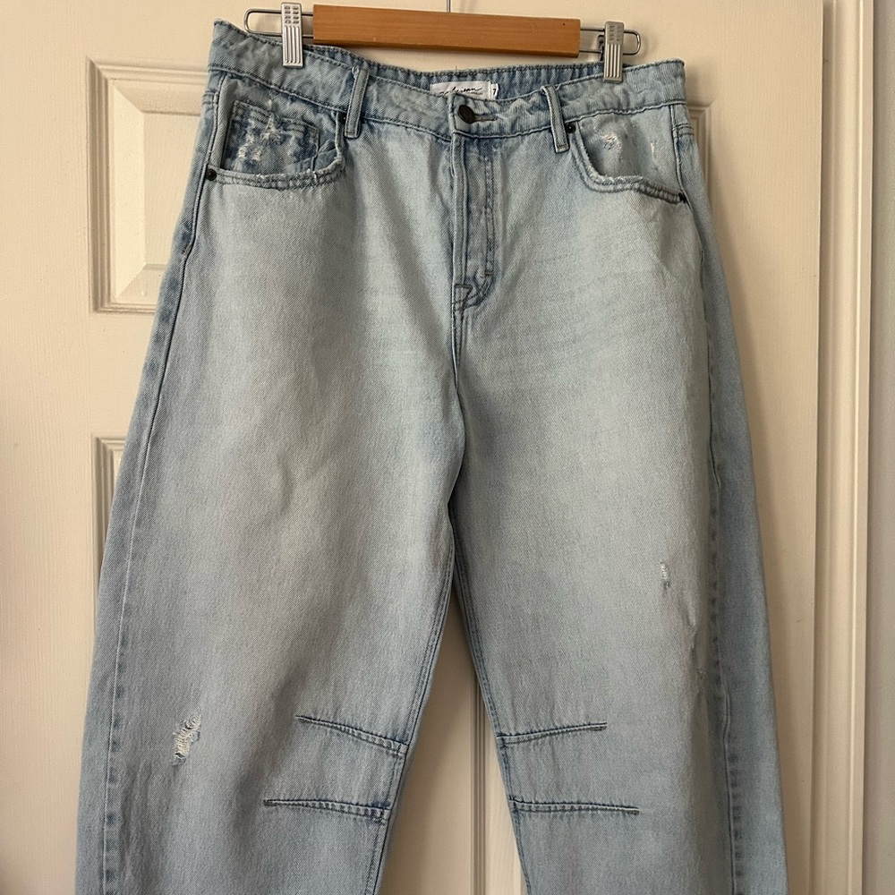 Carly Jean James Light Wash Distressed Barrel-Leg Cropped Jeans size 7